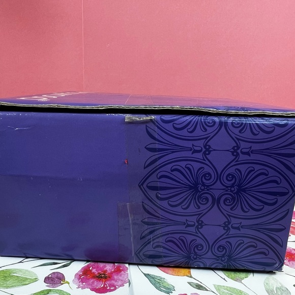 Wedgwood Blue Jasperware, Trinket Box With Lid, 5” Round Scalloped Garden Theme - Picture 13 of 17